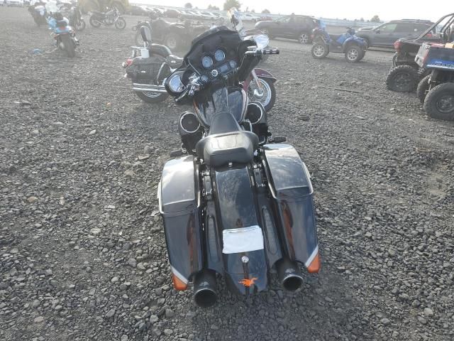 2011 Harley-Davidson FLHXSE2