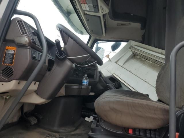 2013 Volvo VNL Semi Truck