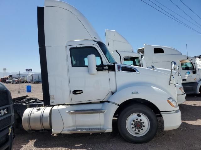 2014 Kenworth T680 Semi Truck