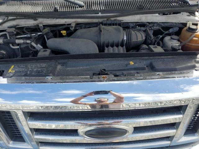 2014 Ford Econoline E450 Super Duty Cutaway Van