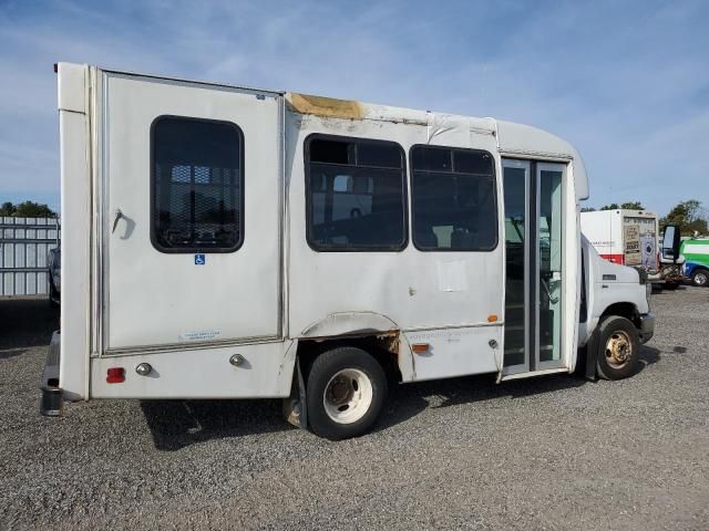 2010 Ford Econoline E350 Super Duty Cutaway Van