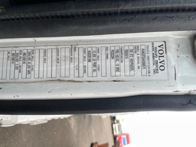 2004 Volvo VNL Semi Truck