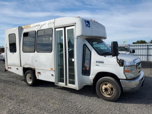 2010 Ford Econoline E350 Super Duty Cutaway Van