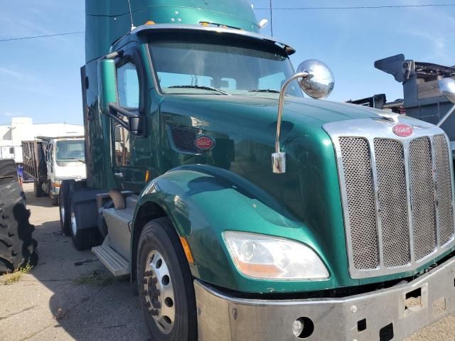 2017 Peterbilt 579 Semi Truck