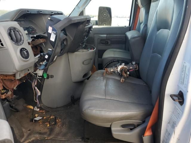2017 Ford Econoline E350 Super Duty Cutaway Van