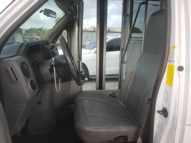 2013 Ford Econoline E350 Super Duty Cutaway Van