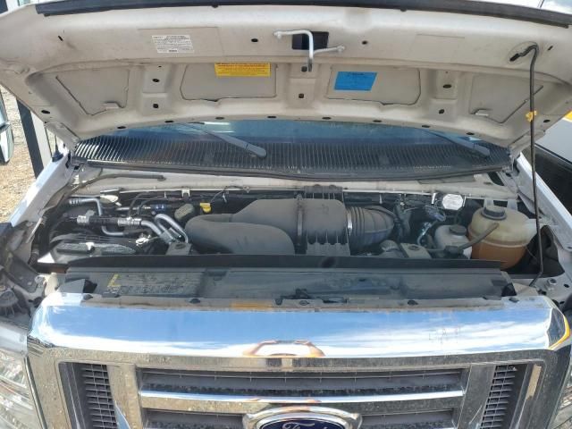 2014 Ford Econoline E350 Super Duty Cutaway Van