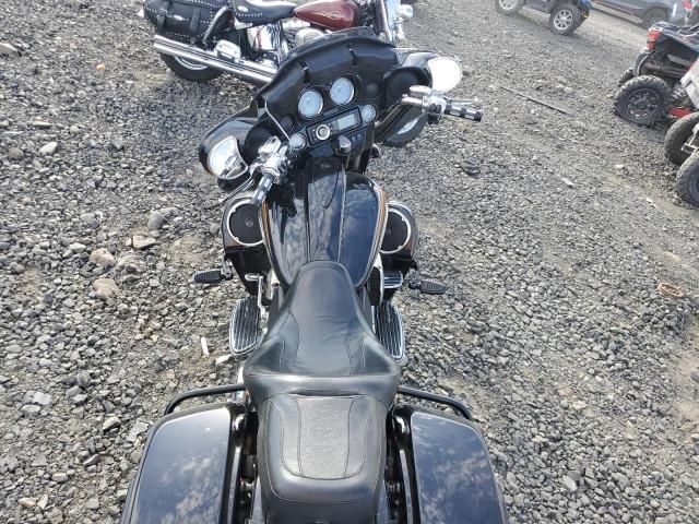 2011 Harley-Davidson FLHXSE2