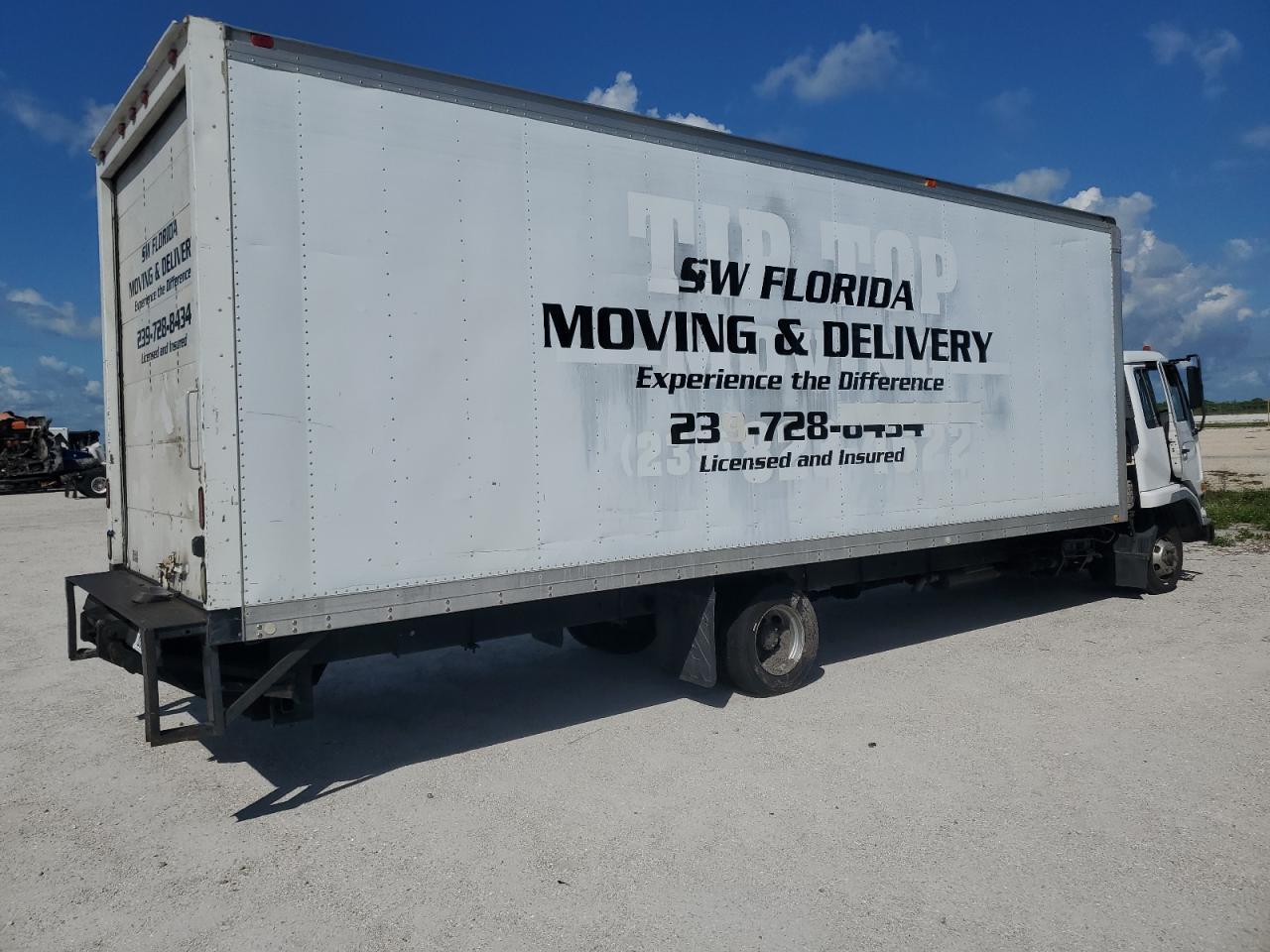 2005 Nissan UD2000 BOX Truck
