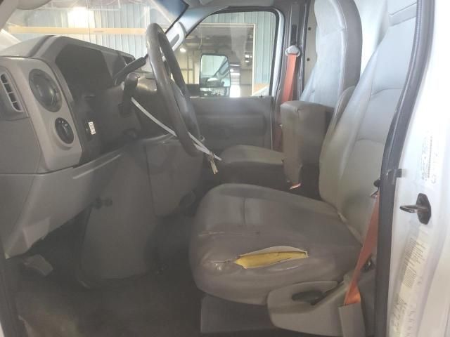 2015 Ford Econoline E350 Super Duty Cutaway Van