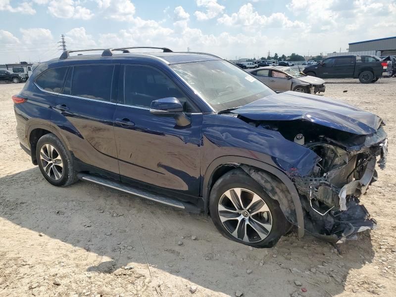 2022 Toyota Highlander Hybrid XLE