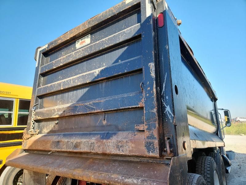 2016 Mack 700 GU700