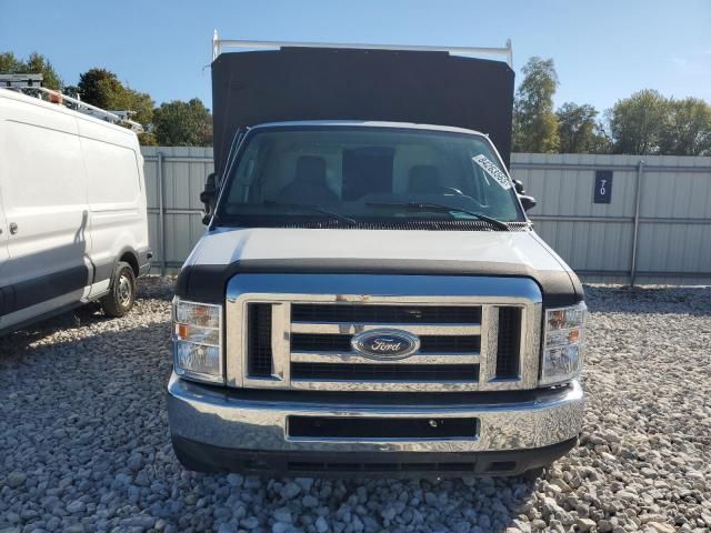 2014 Ford Econoline E350 Super Duty Cutaway Van
