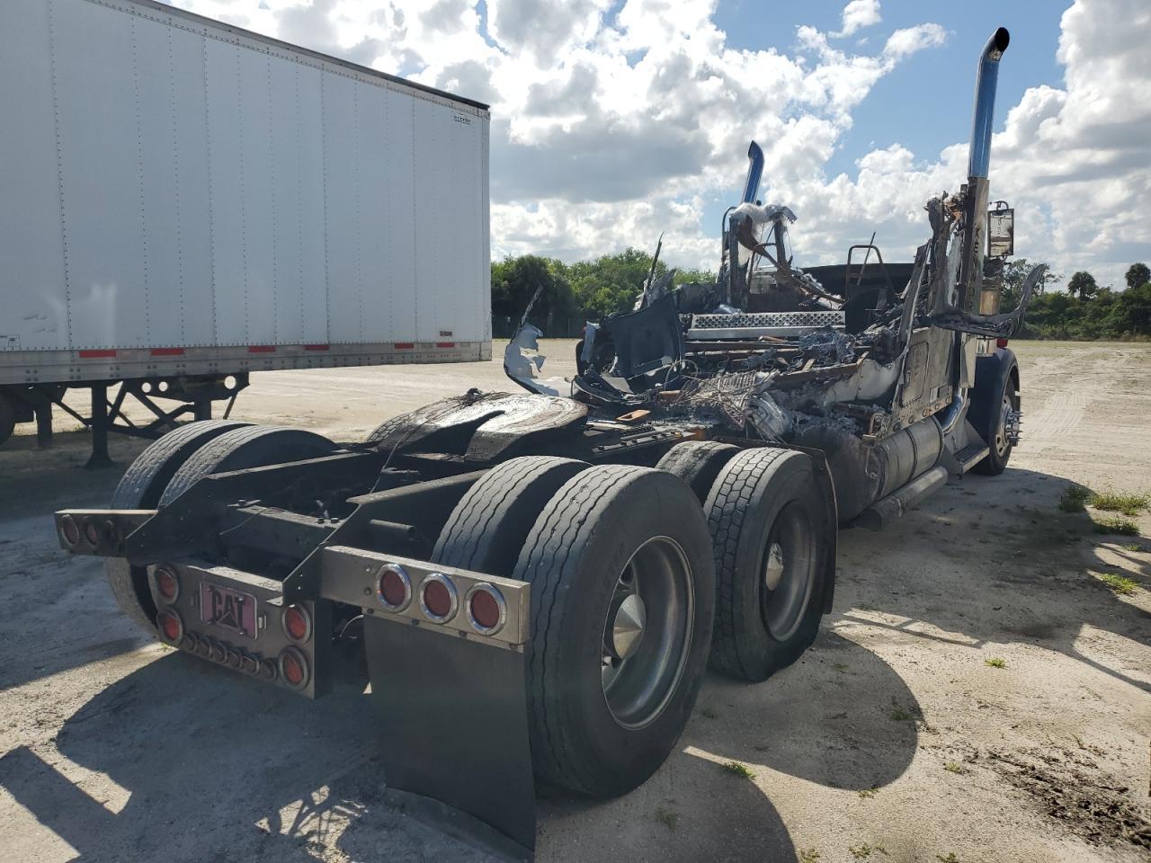 2001 Kenworth W900 Semi Truck