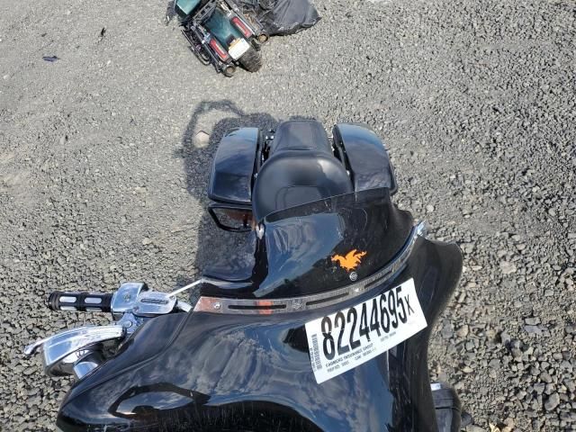 2011 Harley-Davidson FLHXSE2