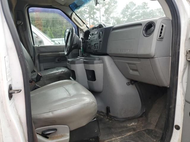 2013 Ford Econoline E350 Super Duty Cutaway Van