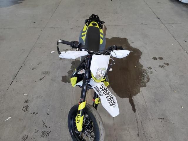 2023 Husqvarna Supermoto 701