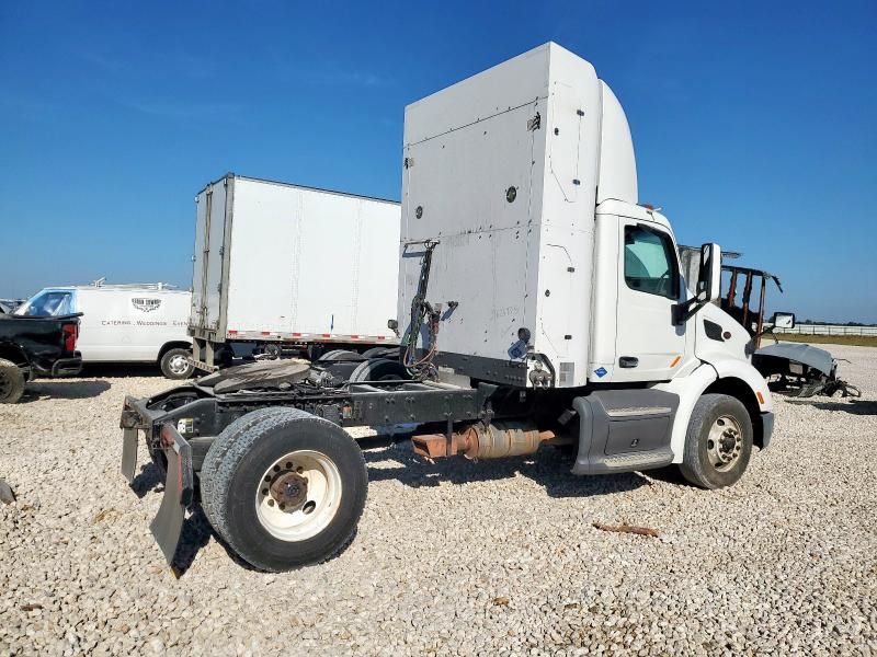2017 Peterbilt 579 Semi Truck