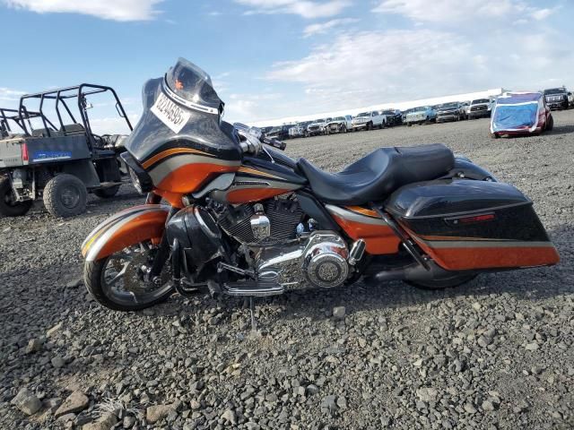 2011 Harley-Davidson FLHXSE2