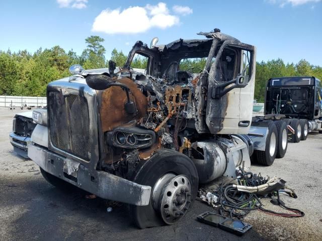 2020 Peterbilt 567 Semi Truck