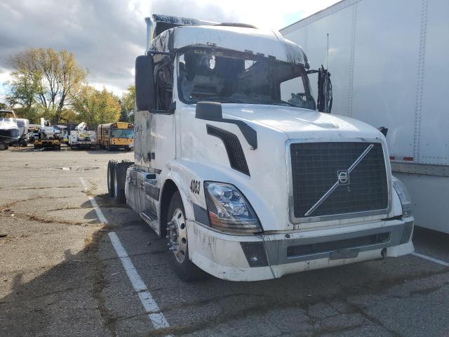 2005 Volvo VNL Semi Truck