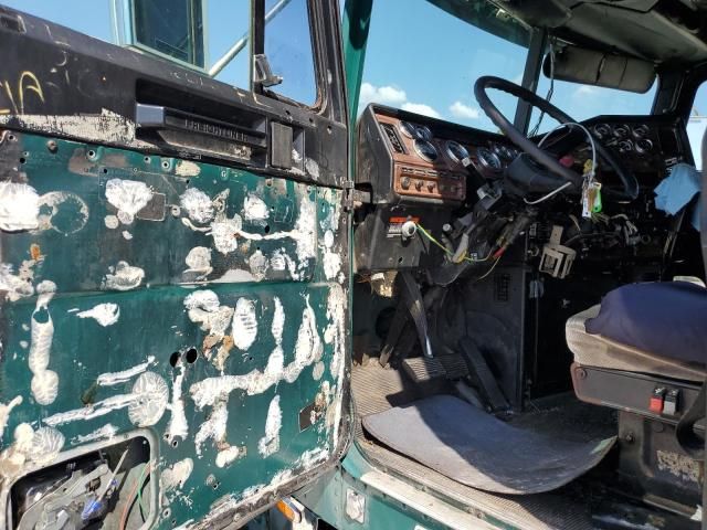 2001 Freightliner Convention Semi Truck