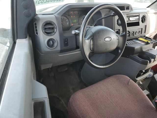 2010 Ford Econoline E350 Super Duty Cutaway Van