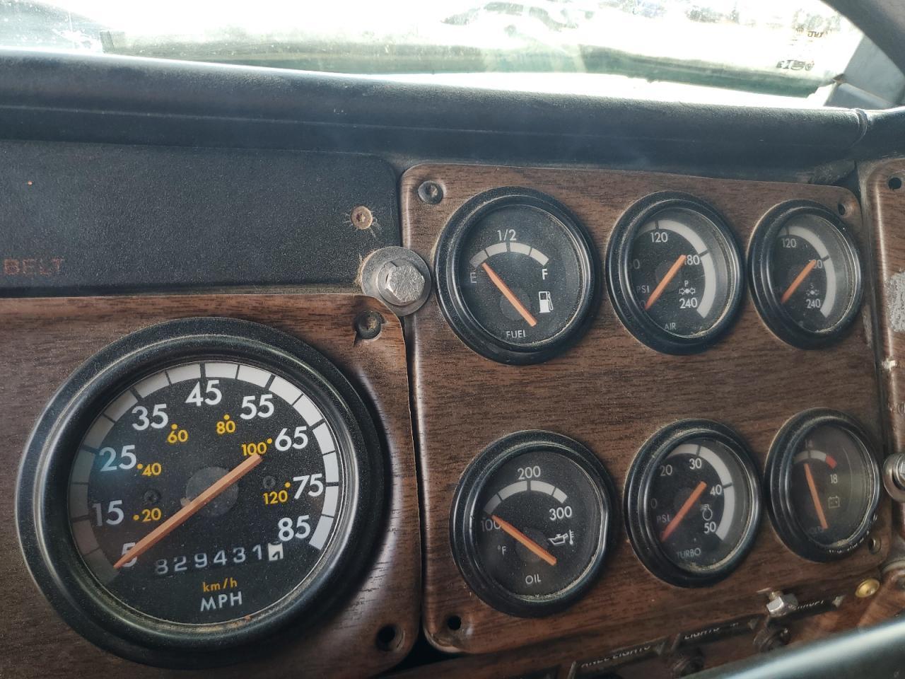 1992 Freightliner FLD120 Semi Truck