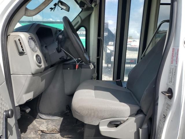 2014 Ford Econoline E450 Super Duty Cutaway Van
