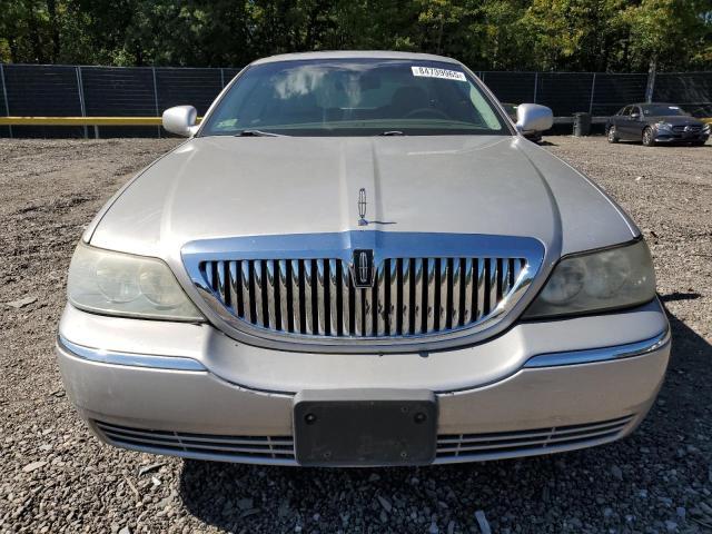 2003 Lincoln Town car Signature
