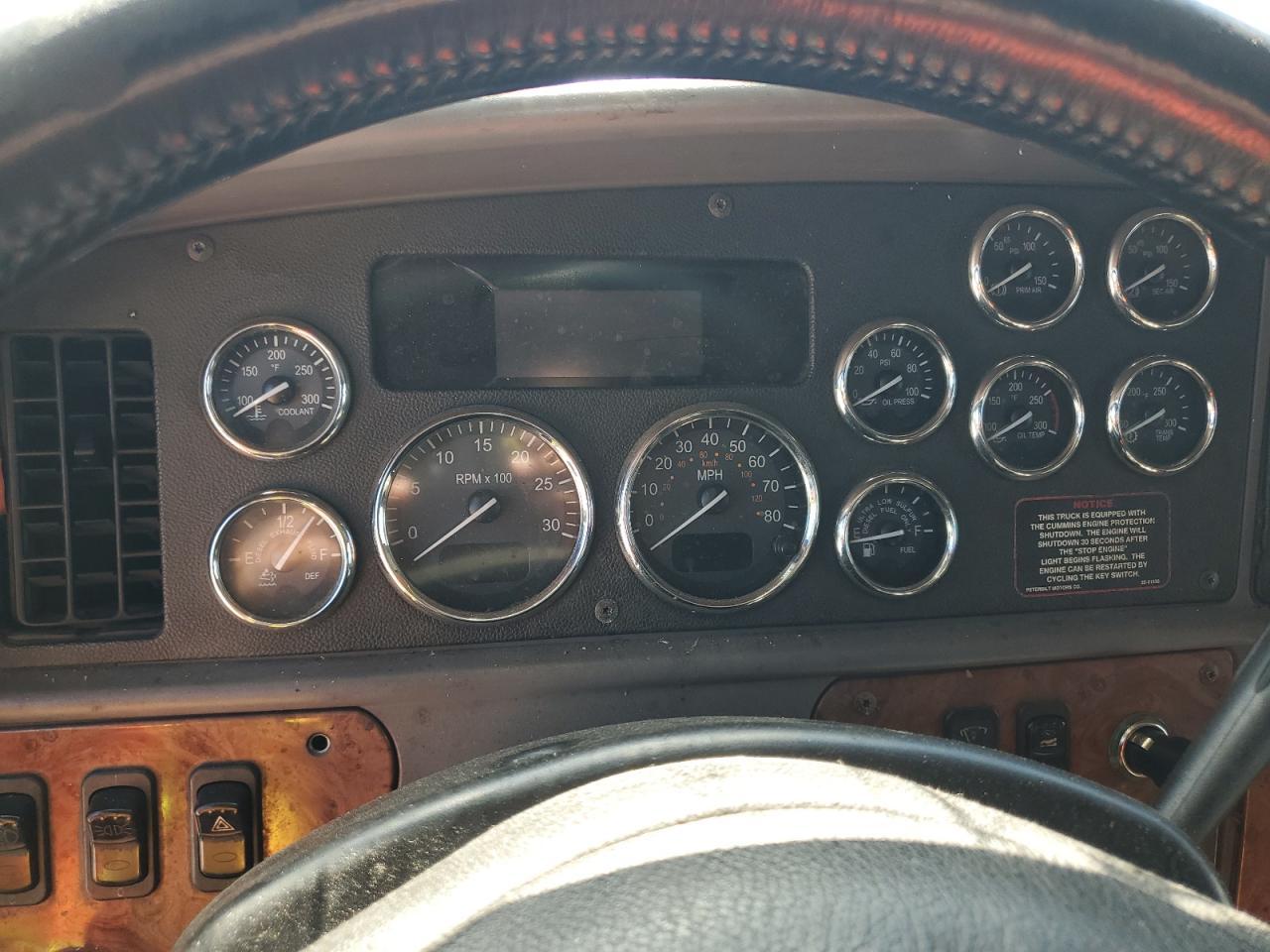 2013 Peterbilt 587 Semi Truck
