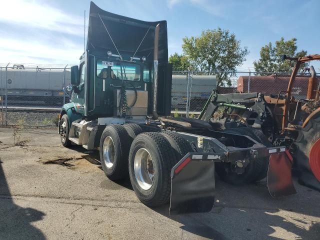 2017 Peterbilt 579 Semi Truck