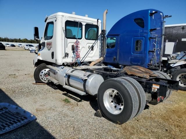 2013 Freightliner Cascadia Semi Truck