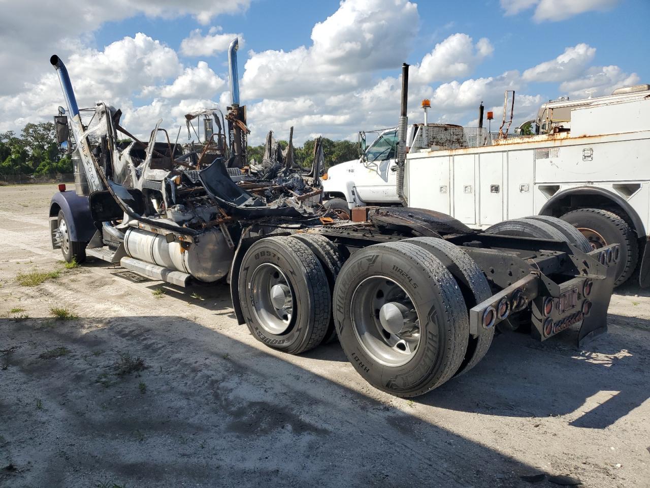 2001 Kenworth W900 Semi Truck