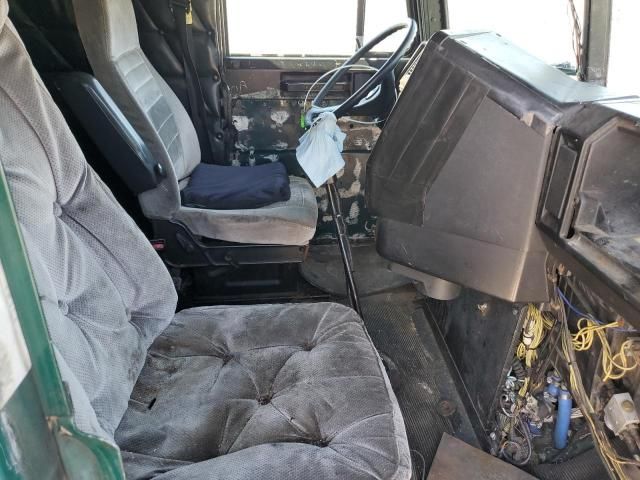 2001 Freightliner Convention Semi Truck