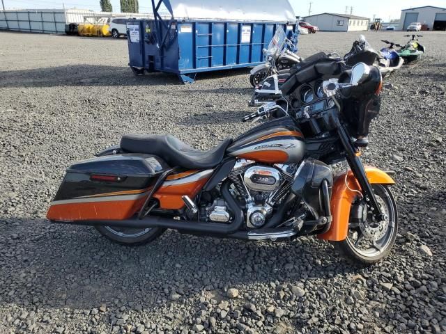 2011 Harley-Davidson FLHXSE2