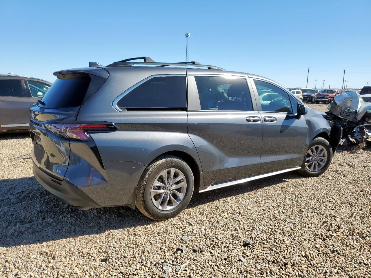2025 Toyota Sienna le 8 Passenger