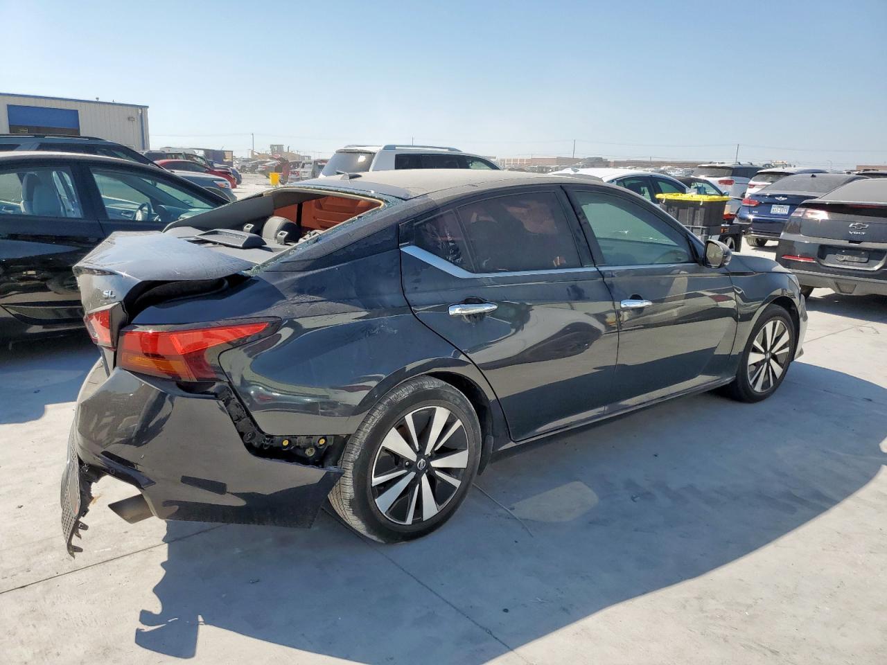 2020 Niss Altima