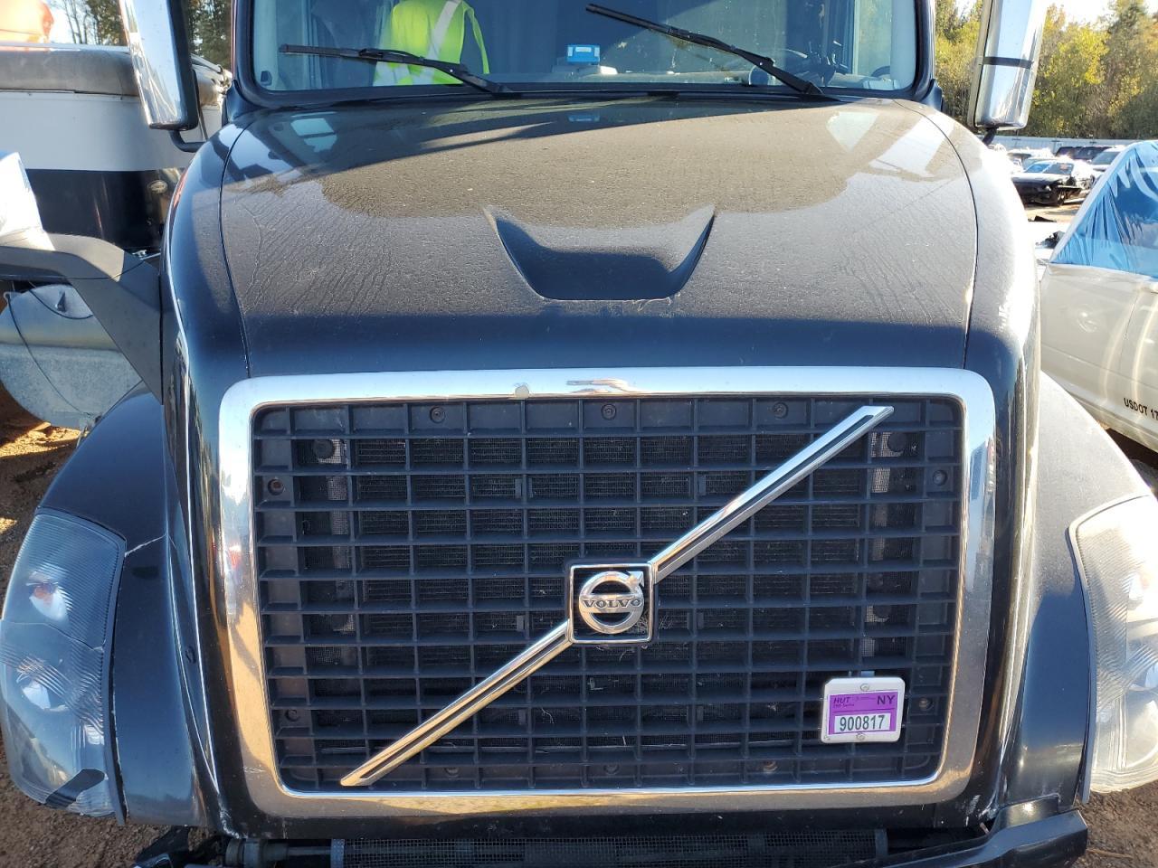 2016 Volvo VNL Semi Truck