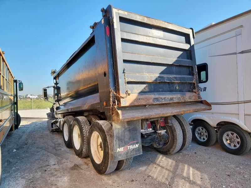 2016 Mack 700 GU700