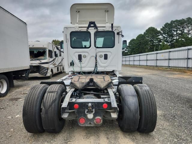 2013 Freightliner Cascadia Semi Truck