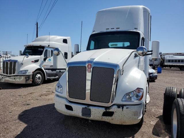 2014 Kenworth T680 Semi Truck