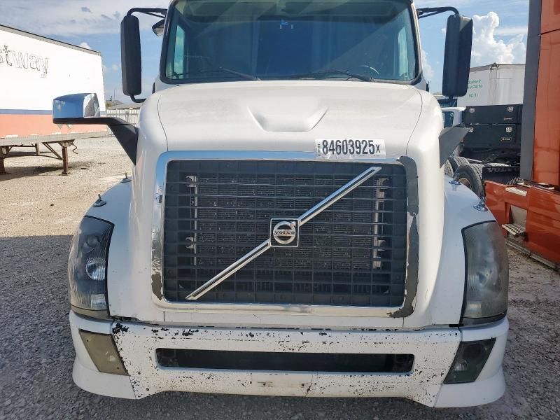 2008 Volvo VNL Semi Truck