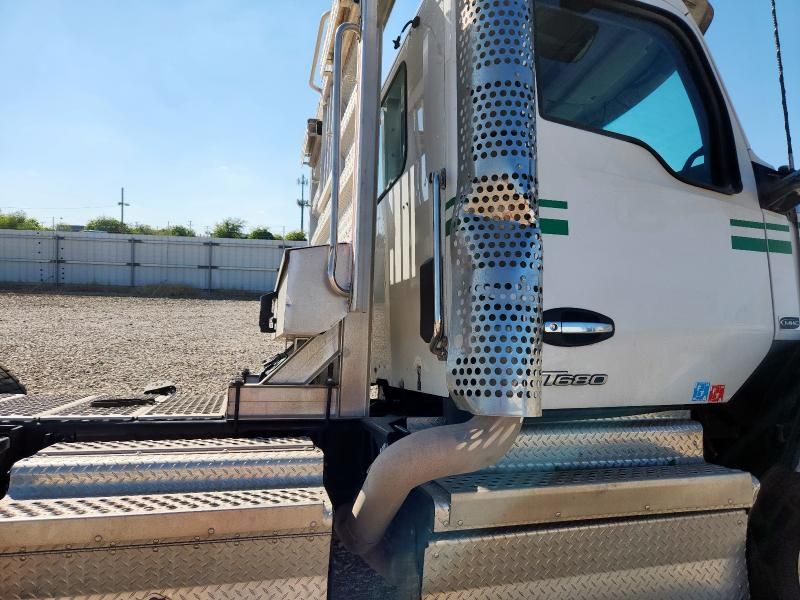 2025 Kenworth T680 Semi Truck