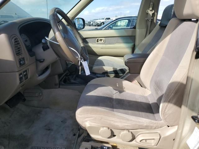 2000 Nissan Pathfinder LE