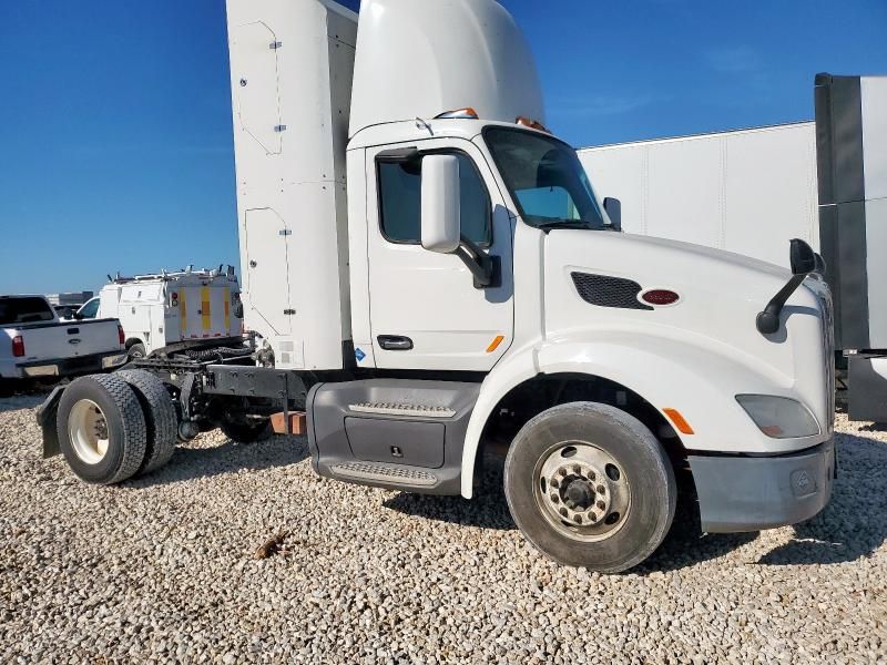2017 Peterbilt 579 Semi Truck