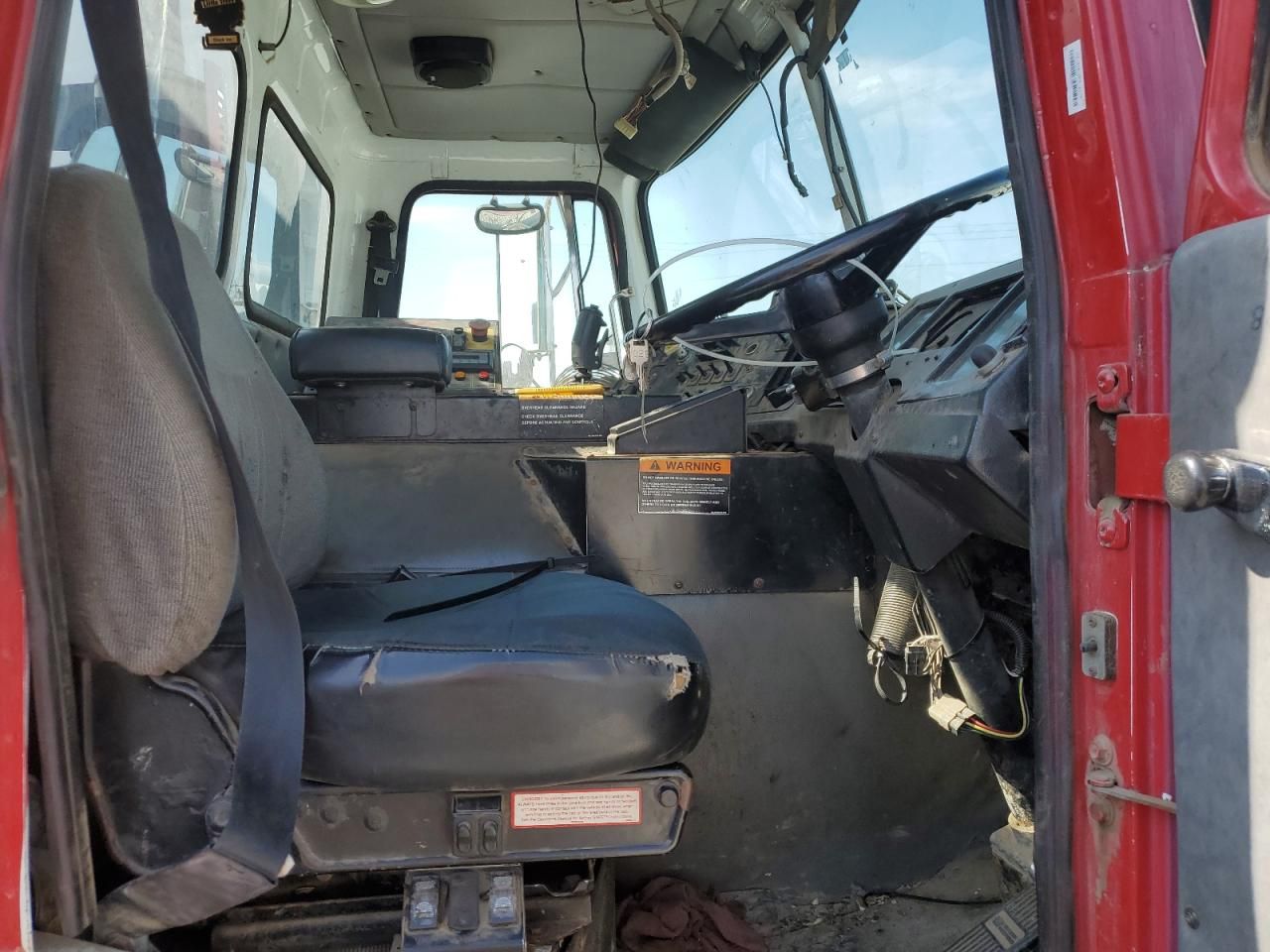 2003 Volvo WXR Refuse Truck