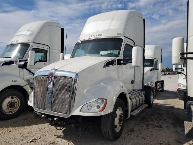 2017 Kenworth T680 Semi Truck