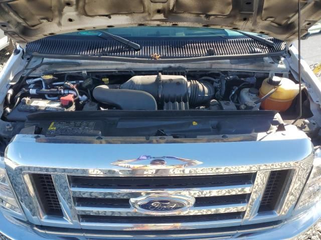 2014 Ford Econoline E350 Super Duty Cutaway Van