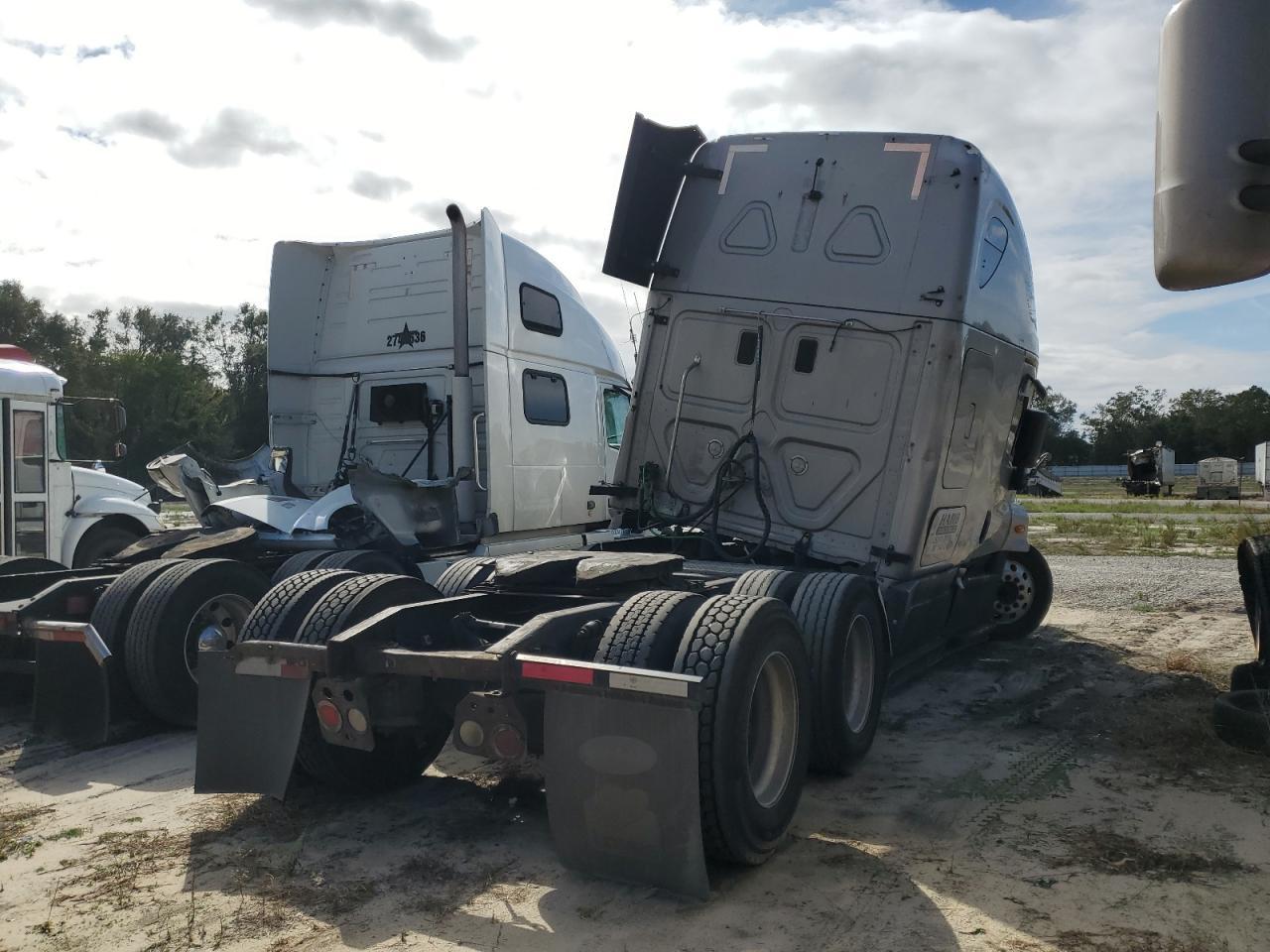 2015 Freigliner 2015 Freightliner Cascadia Semi Truck